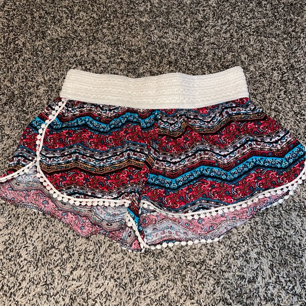Small, printed stretchy shorts from no boundaries.